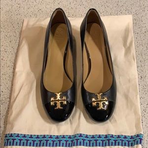 Black chunk heel Tory Burch pumps.